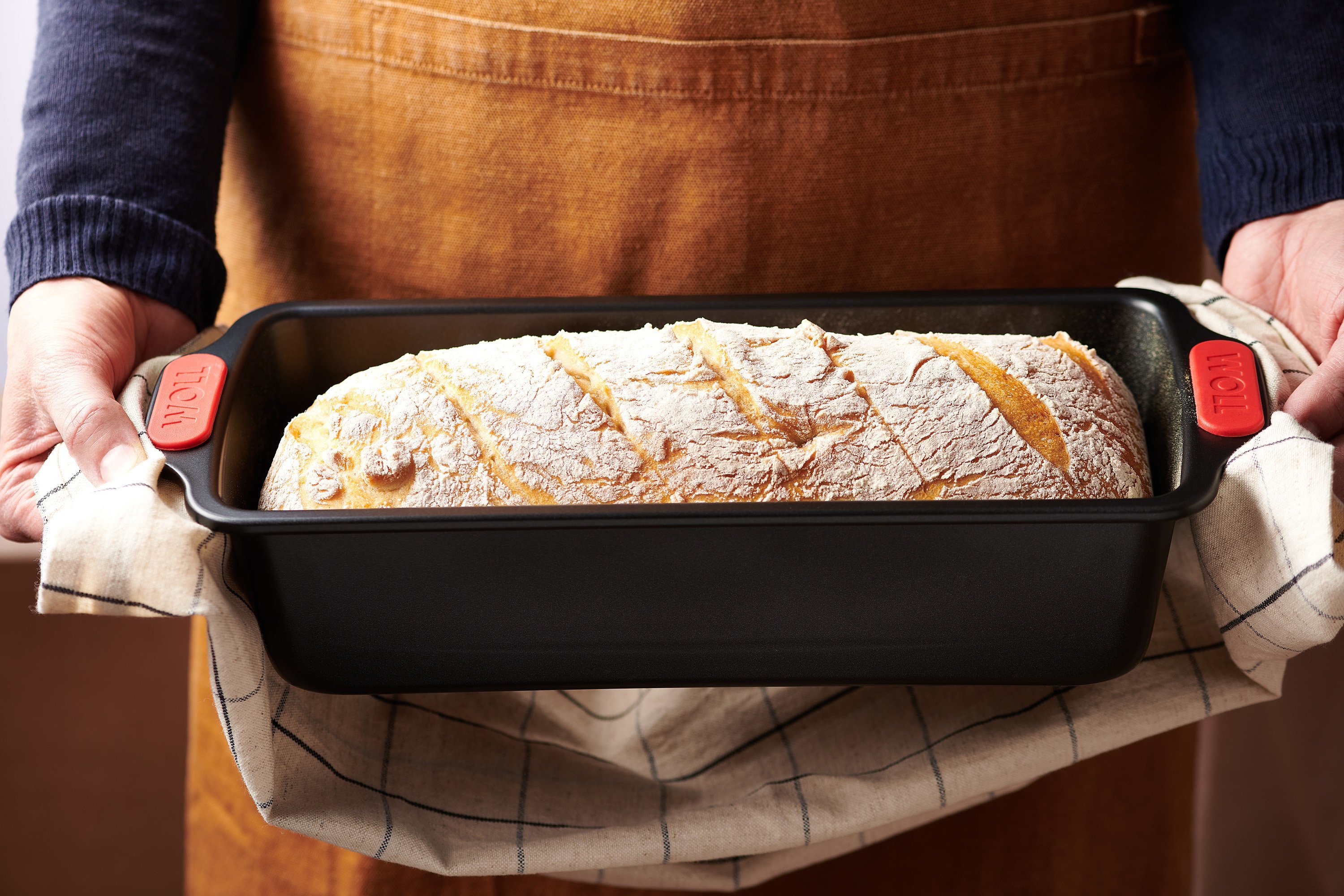 In einer rechteckigen Let's bake! Kastenform befindet sich frisch gebackenes Brot.