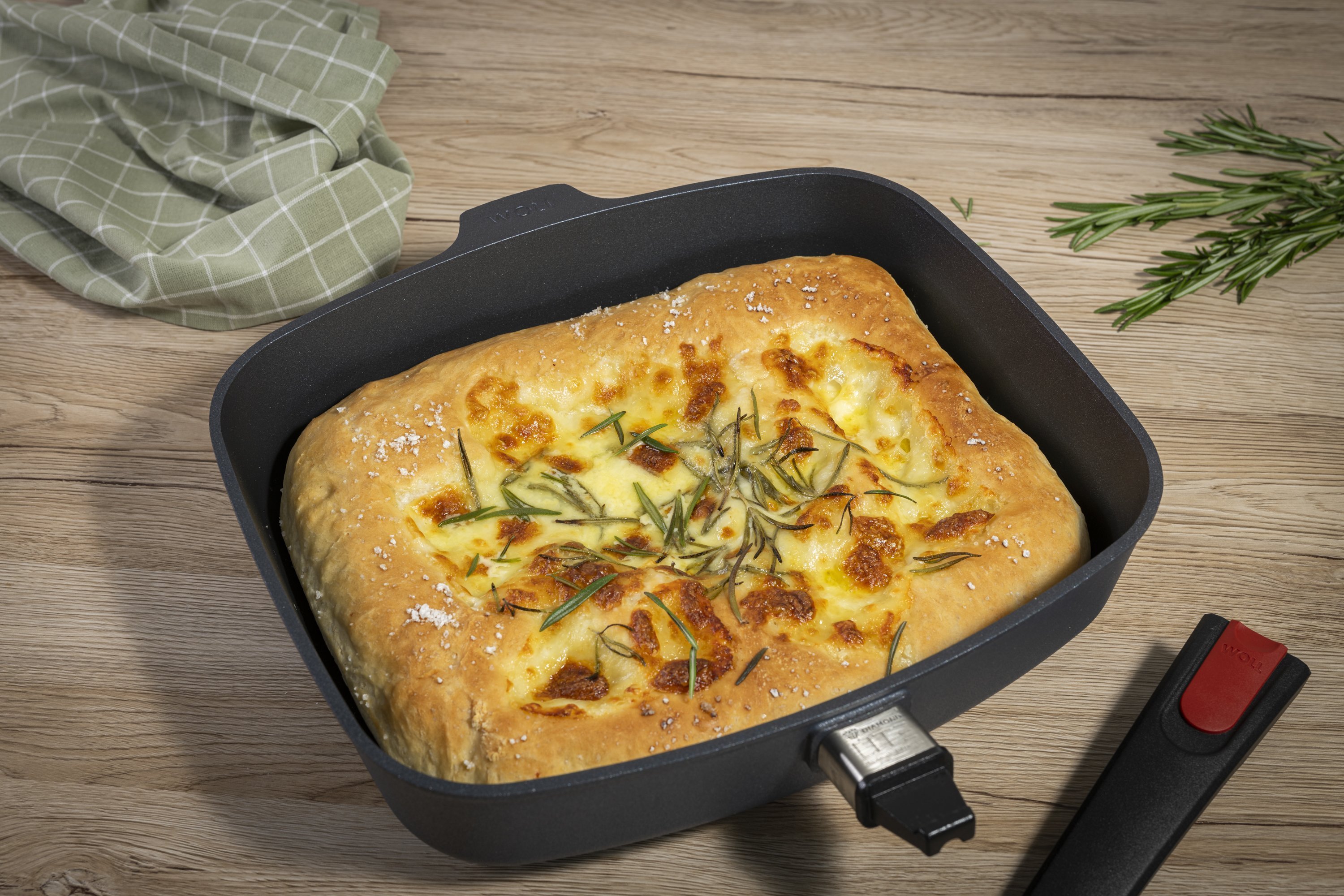 In einer viereckigen Diamond-Lite-Pfanne mit abgenommenem Stiel befindet sich frisch gebackenes Mozzarella-Brot. 